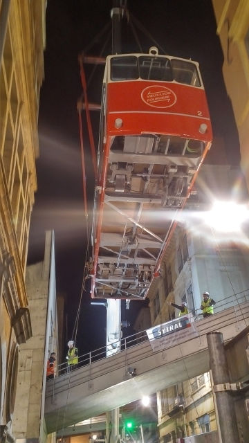 La cabine n°2 s’élève dans les airs avant d’entamer son pivotement (Photo : TubeSurf)