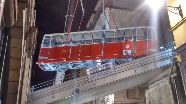 La cabine n°2 est en train d’être posée sur la voie (Photo : TubeSurf)