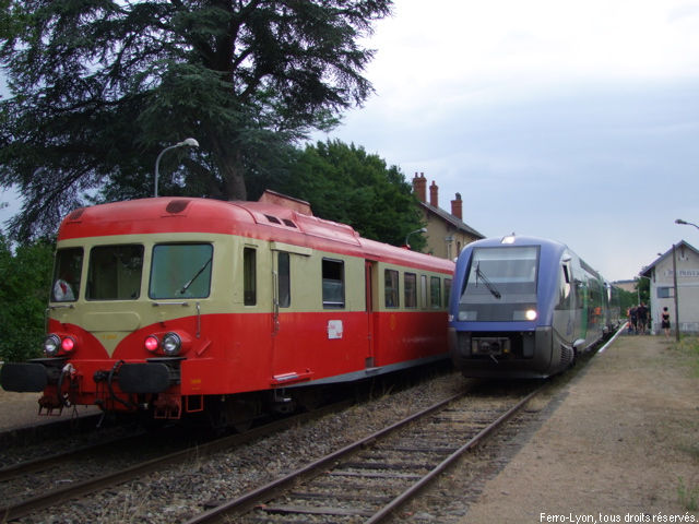 Bellenaves, croisement du train spécial de l’association Autorail Limousin avec un train régulier de Clermont-Ferrand à Montluçon