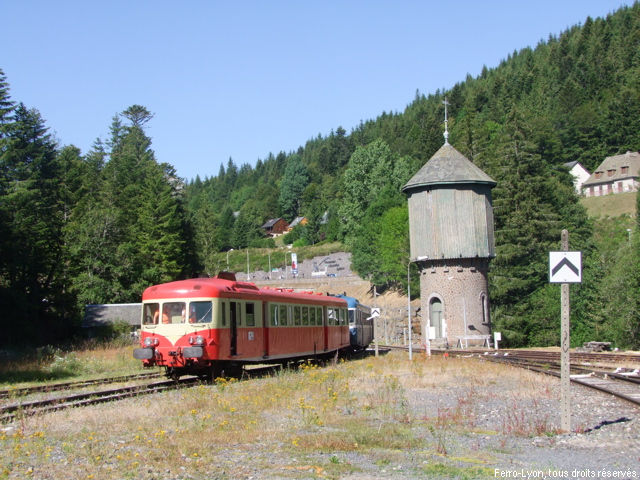 Le train spécial de l’association Autorail Limousin manœuvre en gare du Lioran