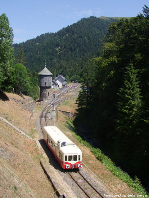 L’autorail X4039 de l’association Autorails Bourgogne Franche-Comté qui a assuré des navettes entre Aurillac, Saint-Flour et Le Lioran les 28 et 29 juillet manœuvre en gare du Lioran
