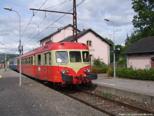 Le train spécial de l’association Autorail Limousin marque un bref arrêt en gare de Marvejols
