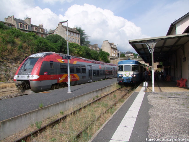 Train spécial de l’association Autorail Limousin marquant un très bref arrêt en gare de Mende