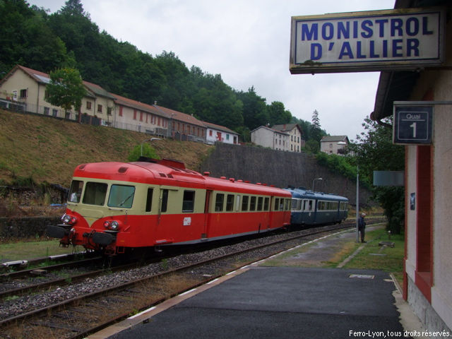 Train spécial de l’association Autorail Limousin stationné en attente de croisement avec un train régulier en gare de Monistrol-d’Allier