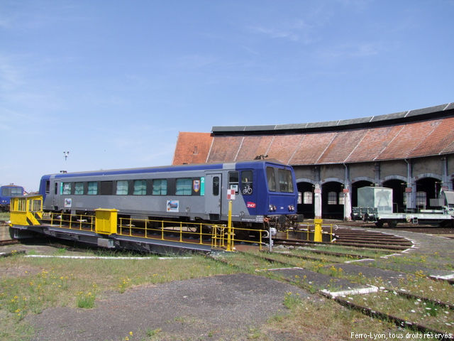 Le pont tournant de l’ancien dépôt de Montluçon portant l’autorail X2230 avec en arrière-plan la rotonde