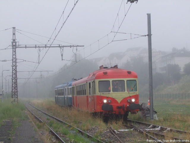 Train spécial de l’association Autorail Limousin en cours de dégarage en gare de Saint-Flour – Chaudes-Aigues au matin du 29 juillet
