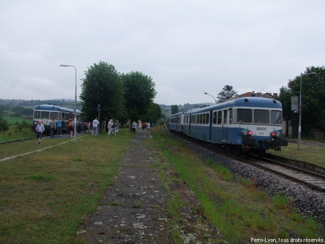Saint-Georges-d’Aurac, croisement du train spécial de l’association Autorail Limousin en direction de La-Bastide avec celui de l’AP2800 venant de Langogne