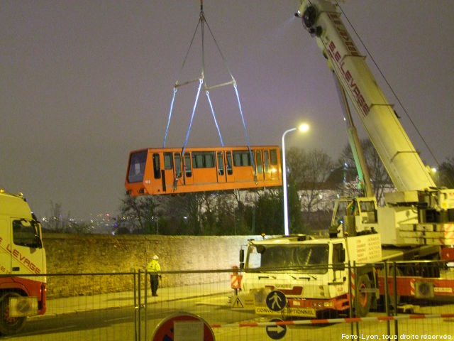 La caisse n° 403 du funiculaire émergeant de la station
