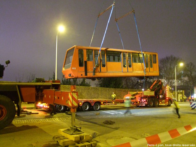 La caisse n° 403 du funiculaire en cours de positionnement sur la remorque porte-char