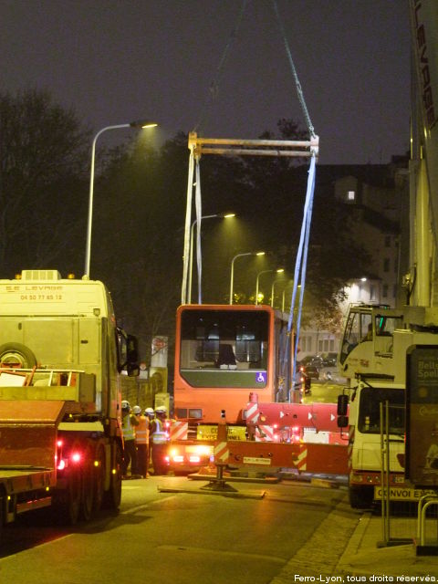 La caisse n° 403 du funiculaire en cours de positionnement sur la remorque porte-char