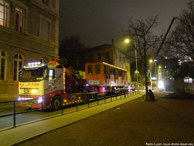La caisse n° 403 du funiculaire posée sur la remorque porte-char