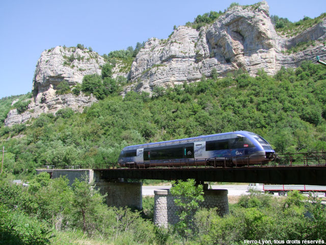 La Faurie, un autorail X73500 franchit pont de la Dame sur le Grand Buëch
