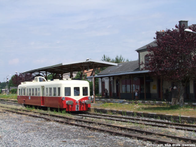 Saint-Julien-Puy-Lavèze, l’autorail X4039 arrivant en gare de Laqueuille