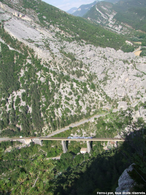 Luc-en-Diois, le viaduc du Claps et l’autorail X72500 de Briançon à Romans-sur-Isère