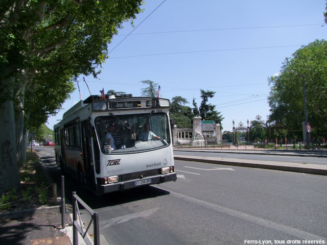 Lyon, le trolleybus ER100 devant la grille des Enfants du Rhône