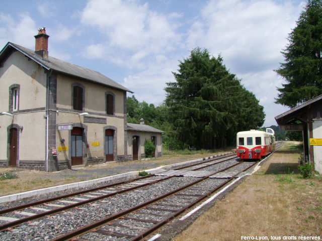 Gelles, l’autorail X4039 s’arrête en gare de la Miouze ‑ Rochefort