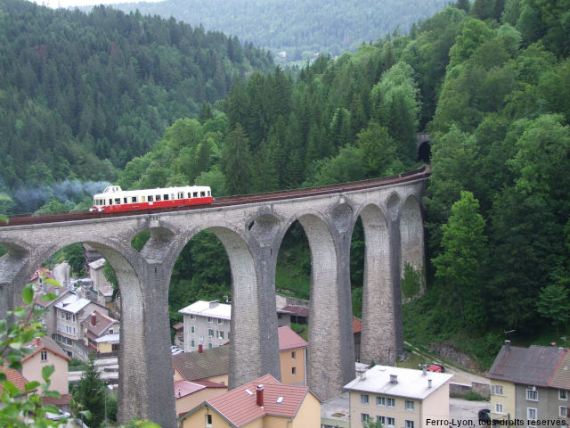 Hauts-de-Bienne, l’autorail X4039 franchissant en pleine accélération le viaduc de Morez
