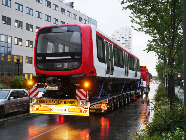 Vaulx-en-Velin, rue de la Poudrette la première caisse du MPL 16 sur le camion porte-char (Document SyTRAL)
