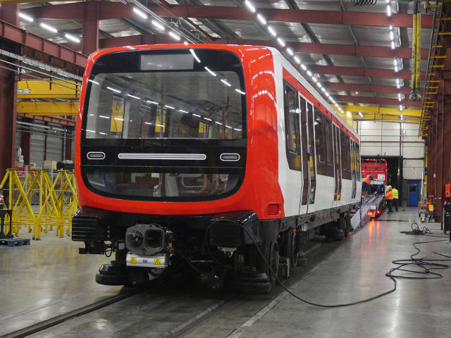 Vaulx-en-Velin, Ateliers du métro de la Poudrette la première caisse du MPL 16 posée sur les rails de l’atelier (Document SyTRAL)