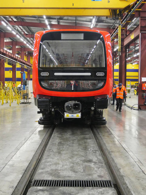 Vaulx-en-Velin, Ateliers du métro de la Poudrette la première caisse du MPL 16 posée sur les rails de l’atelier (Document SyTRAL)