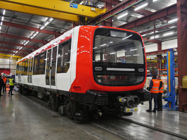Vaulx-en-Velin, Ateliers du métro de la Poudrette la première caisse du MPL 16 posée sur les rails de l’atelier (Document SyTRAL)