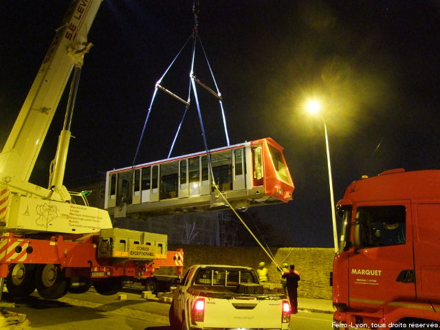 La caisse n° 402 du funiculaire s’élevant au-dessus du porte-char