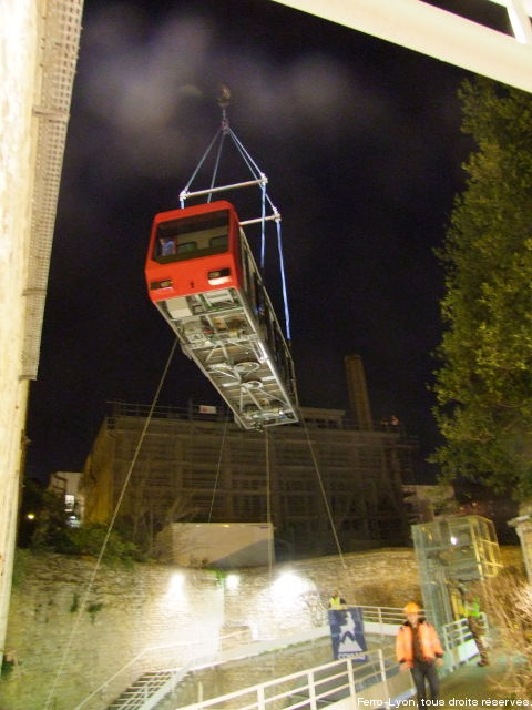 La caisse n° 402 du funiculaire guidée au-dessus de la station