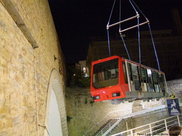 La caisse n° 402 du funiculaire orientée pour rentrer dans la station