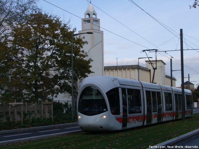 Rame n°856 sur le boulevard Pinel