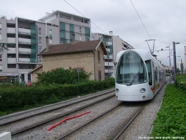 La rame n°894 sur la ligne T3 en direction de Meyzieu – Les Panettes à proximité de la station Reconnaissance – Balzac