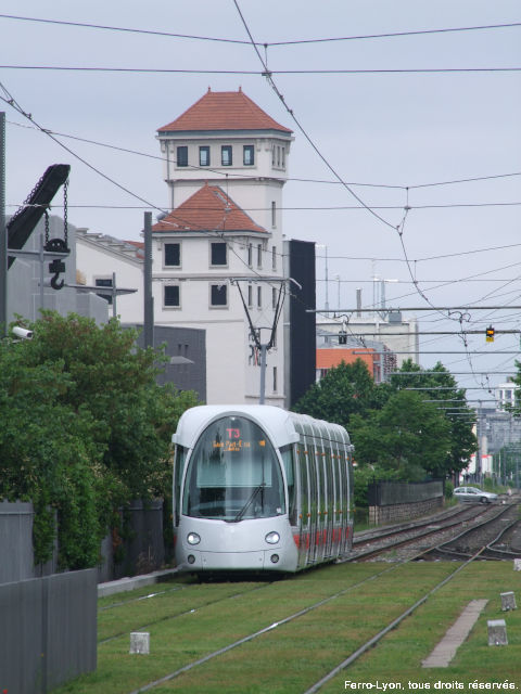 La rame n°898 sur la ligne T3 en direction de Gare Part-Dieu – Villette arrivant à la station Gare de Villeurbanne