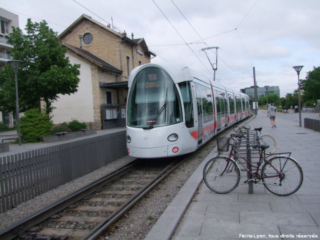 La rame n°897 sur la ligne T3 en direction de Meyzieu – Les Panettes entrant en station de Gare de Villeurbanne