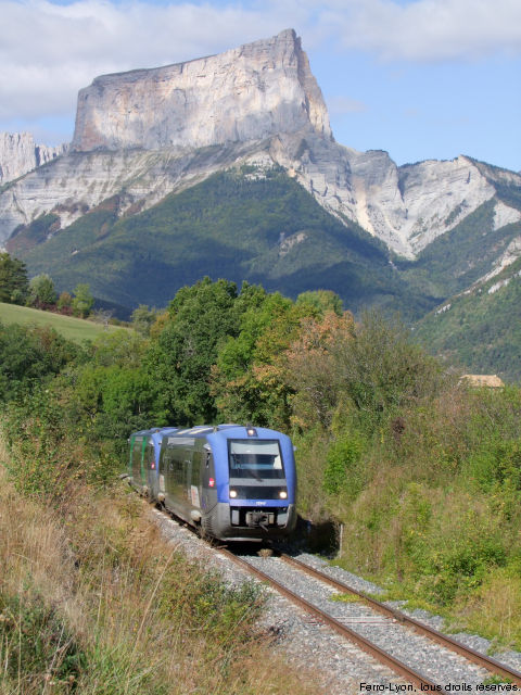 Clelles, deux autorail X73500 en unité multiple menés par le X73747 venant de Grenoble et allant sur Gap au niveau du hameau de Fourche avec le Mont Aiguille en arrière-plan