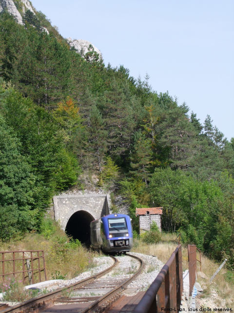 Lalley, un autorail X73500 venant de Grenoble et allant sur Gap émerge du tunnel de la Croix-Haute