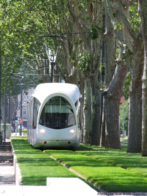 La rame n°871 sur la ligne T1 en direction d’IUT – Feyssine arrivant à la station Croix Luizet