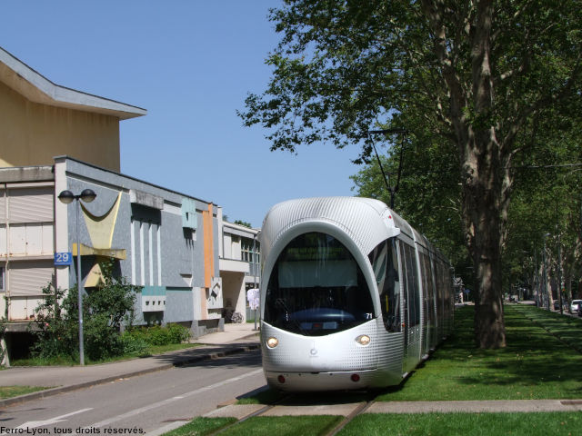 La rame n°871 sur la ligne T1 en direction de Hôtel de Région – Montrochet entre les stations Croix Luizet et INSA – Einstein