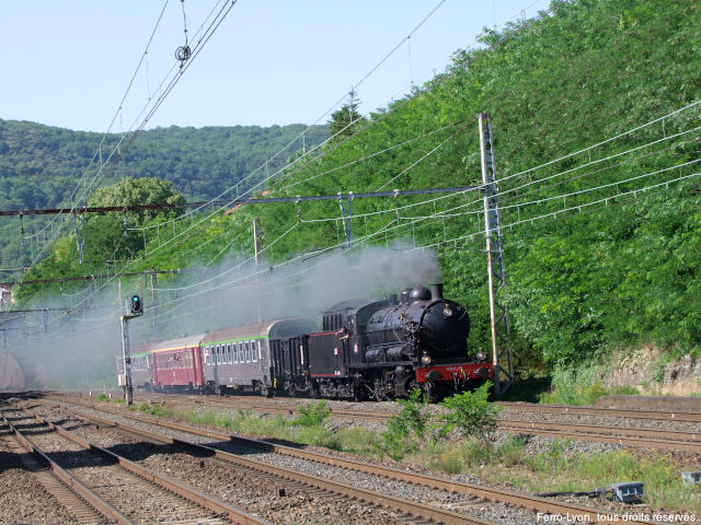 Train tracté par la 140C27 passant en vitesse en gare de Couzon-au-Mont-d’Or