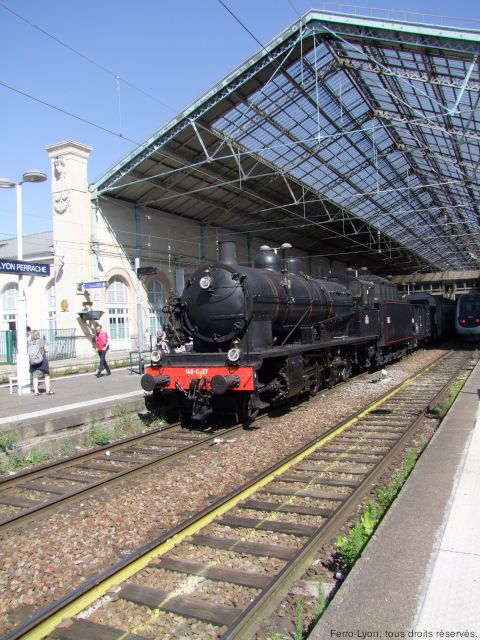Train tracté par la 140C27 en gare de Lyon-Perrache