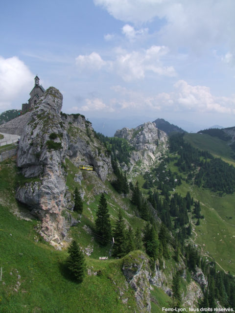Vue depuis Garcher Blick sur la Wendelsteinkirscherl et la Wendelsteinbahn
