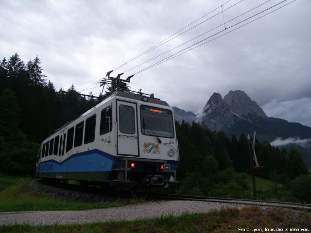 Non loin de la halte de Kreuzeck-Alpspitzbahn, la rames Stadler n°16 assure un train en direction de la Zugspitze