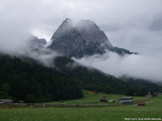 Non loin de la halte de Kreuzeck-Alpspitzbahn, la motrice 309 et sa rame assurent un train entre Grainau et Garmisch-Partenkirschen