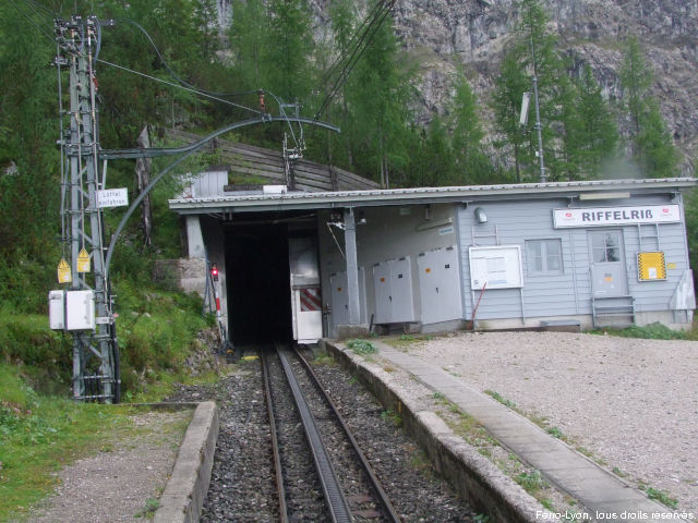 La halte de Riffelriß et l’entrée du tunnel menant à la Zugspitzplatt