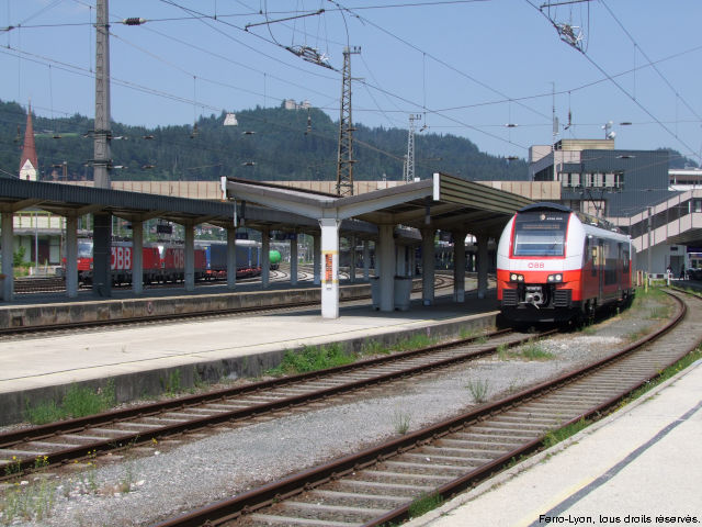 En gare frontière de Kufstein (Autriche), l’automotrice 4746 036 des ÖBB est prête au départ pour assurer un train régional à destination d’Innsbruck