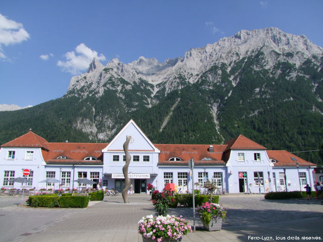 La gare frontière de Mittenwald (Allemagne) sur la ligne entre Innsbruck et Garmisch-Partenkirschen