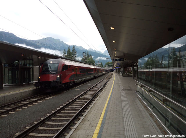 Rame Railjet™ des ÖBB traverse la gare de Sankt-Anton-am-Arlberg