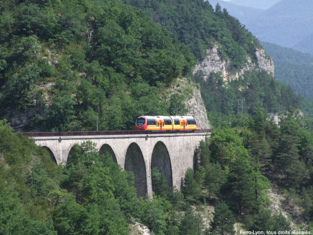 Autorail n° X 803-804 sur le viaduc de la Guillaumasse