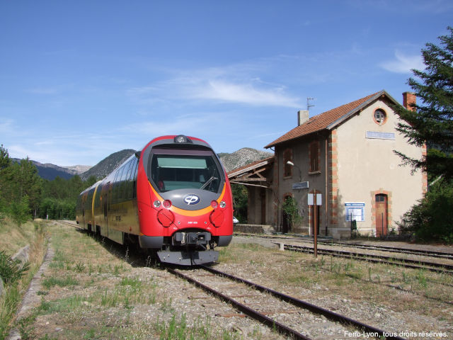 Autorail n° X 807-808 en gare de Mézel - Châteauredon