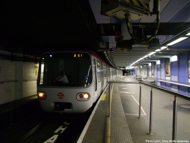 Station Charpennes ‑ Charles-Hernu dernier départ en service commercial d’un MPL75 en direction de Gare d’Oullins