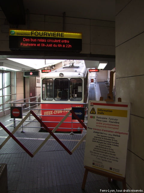 Cabine du funiculaire de Fourvière arrêtée à la station Vieux-Lyon – Cathédrale Saint-Jean