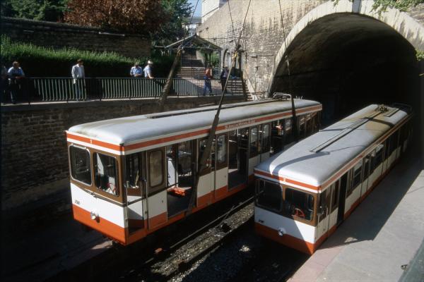 Retrait de la cabine n°1 de la ficelle à la station des Minimes le 2 juillet 1985. (Doc. BM Lyon)